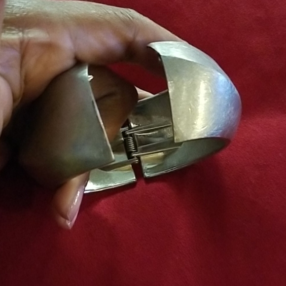 Chunky silver clasp bracelet - Picture 2 of 4